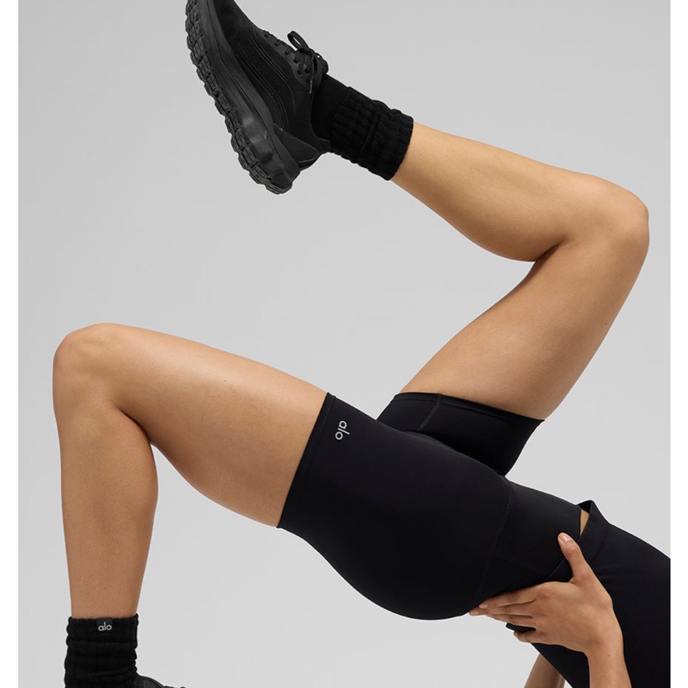 ALO UNISEX SCRUNCH SOCK IN BLACK